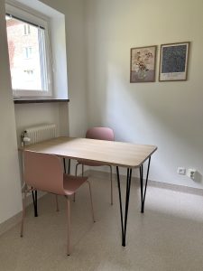 Köksbord med två stolar.