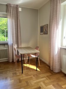 Köksbord och två stolar.