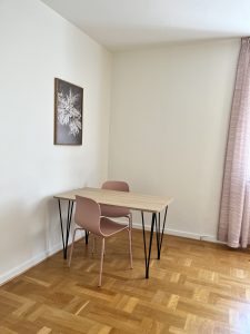 Bord och två stolar.