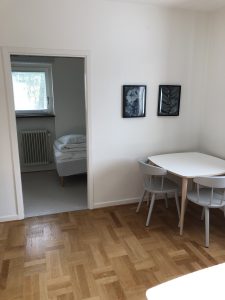 Bord och två stolar.