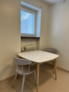 Köksbord och två stolar.