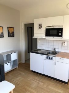 Kombinerat kök och vardagsrum.