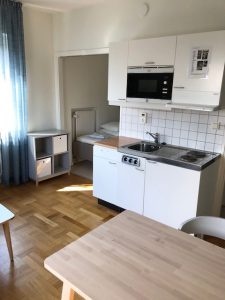Kombinerat kök och vardagsrum.