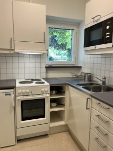 Kök med spis, vask och arbetsbänk.