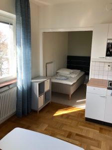 Sovrum som syns från vardagsrummet.