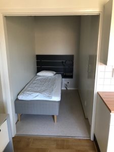 Sovrum med säng. 