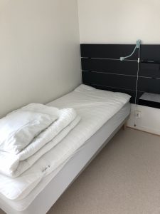 Sovrum med säng.