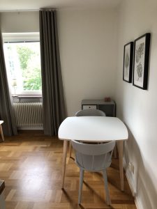 Bord med två stolar. 