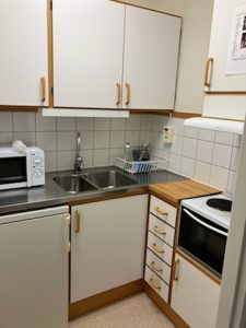 Köksinredning, spis och micro.